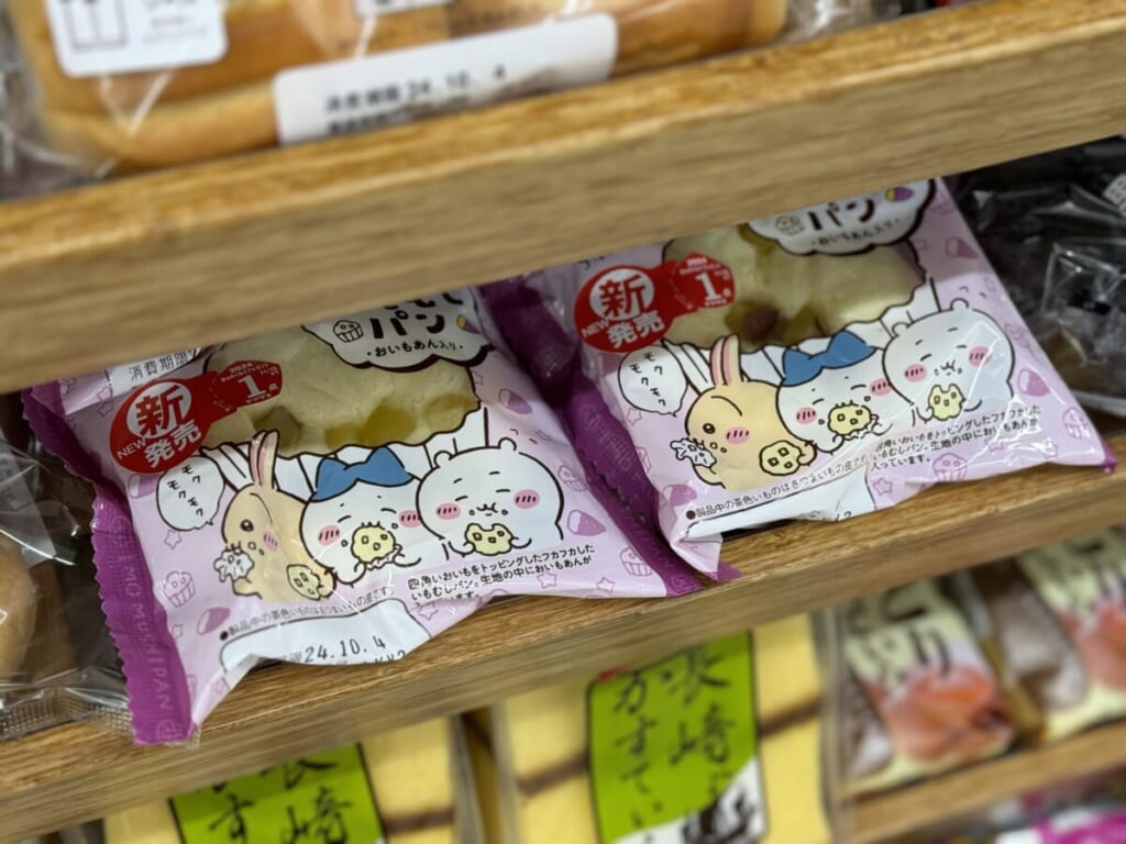 新商品「いもむしパン（ちいかわ）」陳列の様子