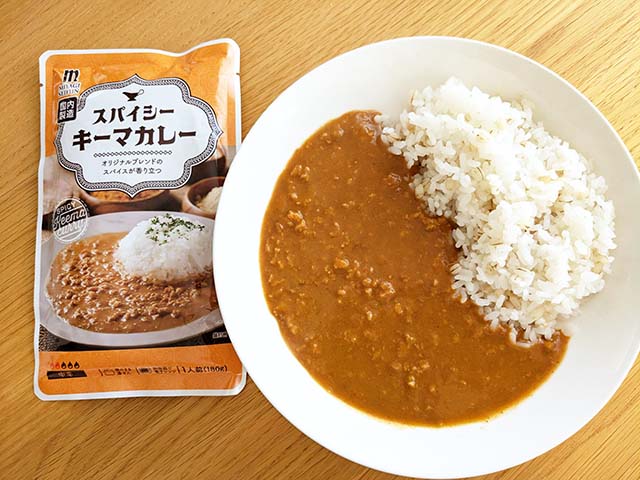 業務スーパー「スパイシーキーマカレー」のパッケージとお皿にご飯と一緒に盛られたルー