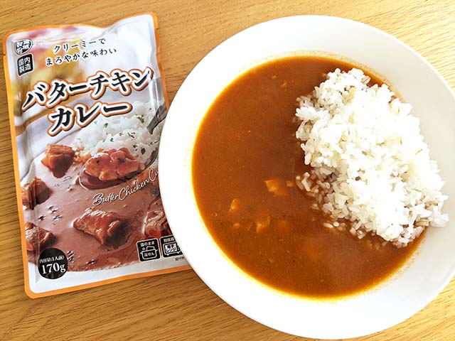 業務スーパー「バターチキンカレー」のパッケージとお皿にご飯と一緒に盛られたルー