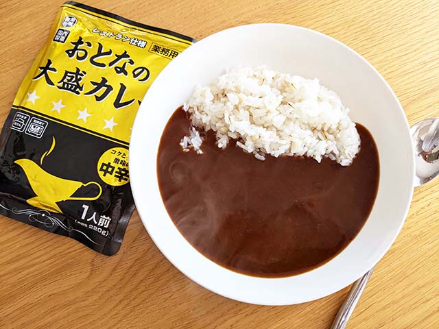 業務スーパー「おとなの大盛カレー　中辛」のパッケージとお皿にご飯と一緒に盛られたルー