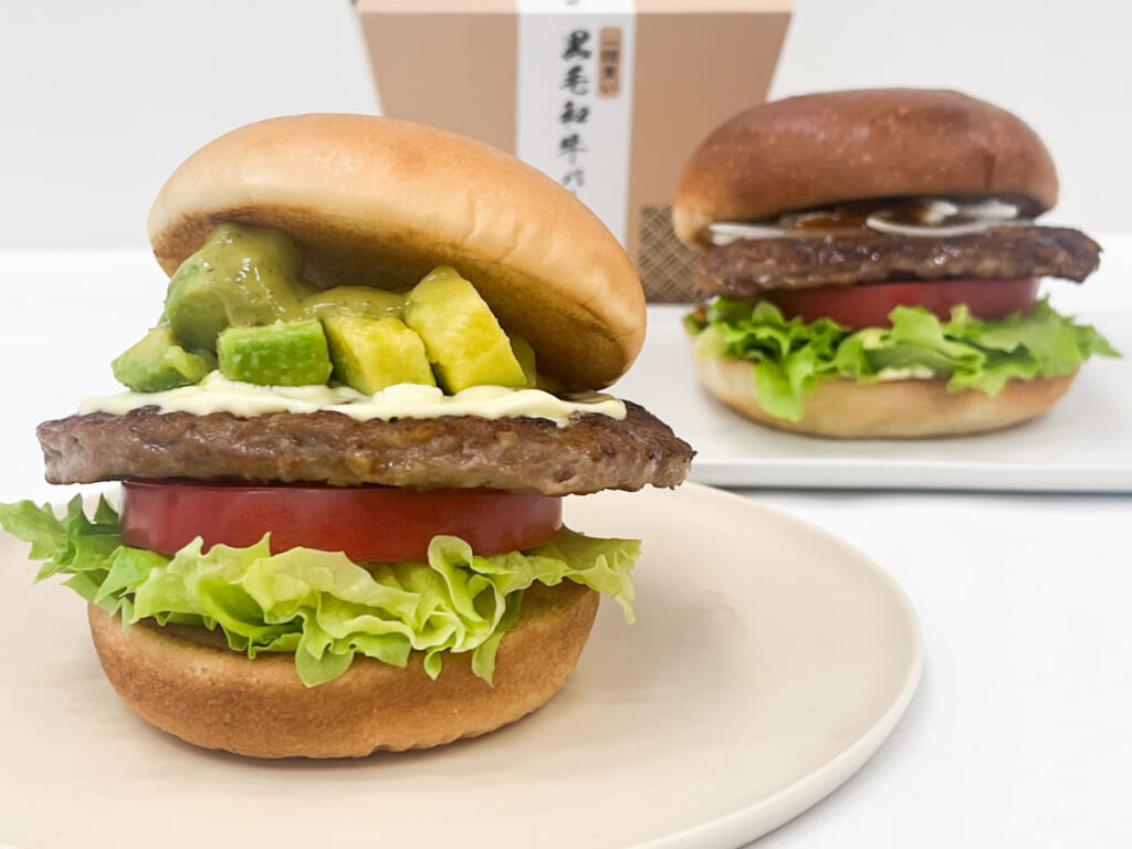 テーブルに並んだ「新とびきりアボカド」と「一頭買い 黒毛和牛バーガー ～山わさび醤油仕立て～」