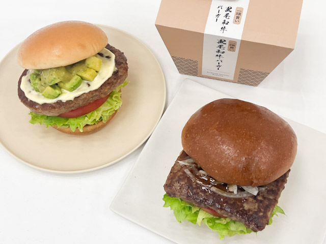 テーブルに並んだ「新とびきりアボカド」と「一頭買い 黒毛和牛バーガー ～山わさび醤油仕立て～」