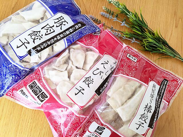 業務スーパー「豚肉餃子」「美味しいえび餃子」「鉄板焼き棒餃子」がテーブルに並んでいる様子