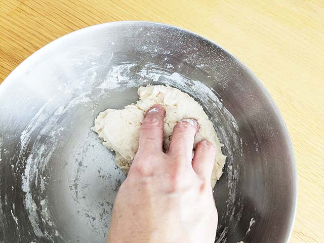 無印良品「フライパンでつくる　ナン」、水、サラダ油をボウルに入れてこねている様子