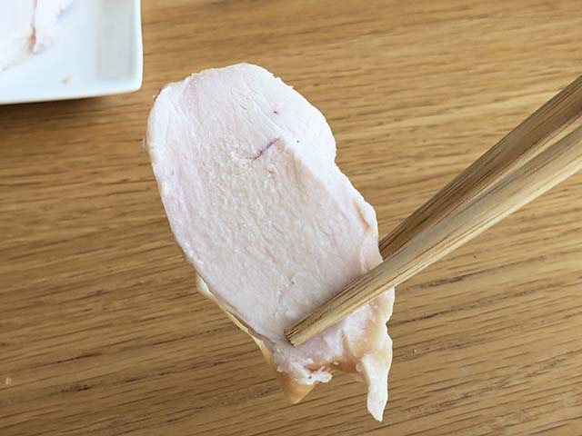 【業務スーパー】「スモークチキンスライス」を箸でつまんでいる様子