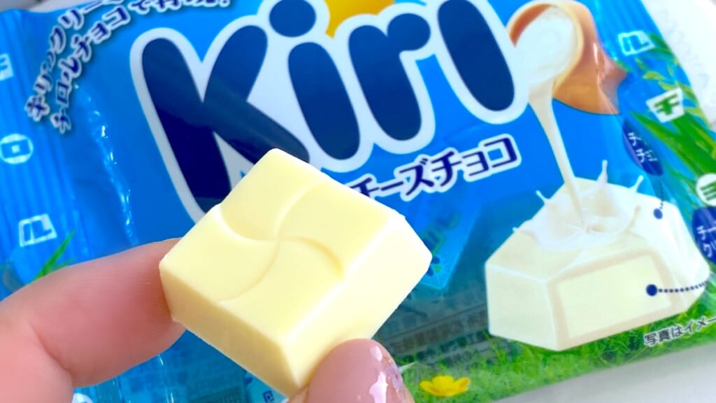 「キリ」「チロルチョコ」コラボ「クリームチーズチョコ〈袋〉」手にもったところ