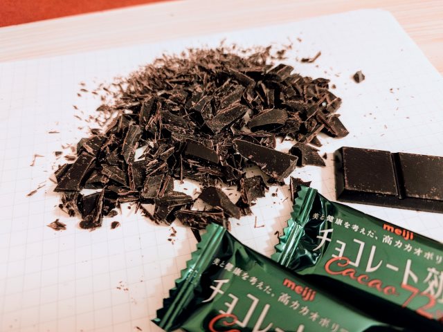 明治「のむチョコ研究部」チョコレート効果を刻んだ様子（スプーン・マグカップで作る方法）