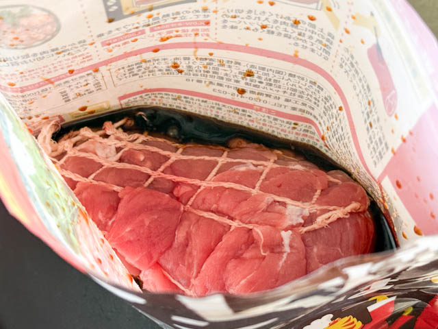 「焼豚はレンジで」の袋に入れた豚かたまり肉