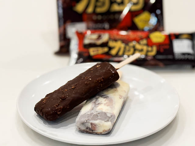 お皿に並んだ「チョコバッキー カジゴン」と「チョコバッキー バニラ」