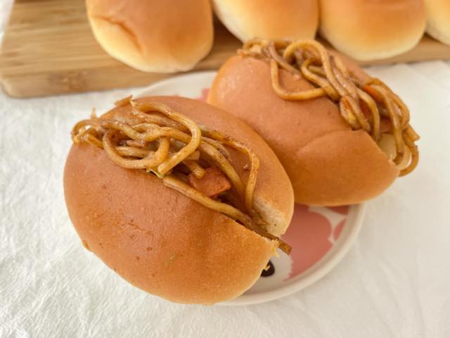 ロピアバターロールに焼きそばを挟んで斜め上から見た。