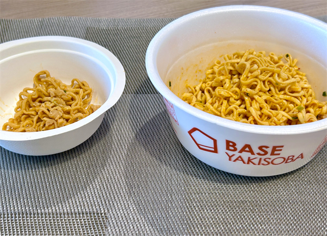 （左）BASE PASTA 旨辛まぜそば（左）BASE YAKISOBA 旨辛まぜそば