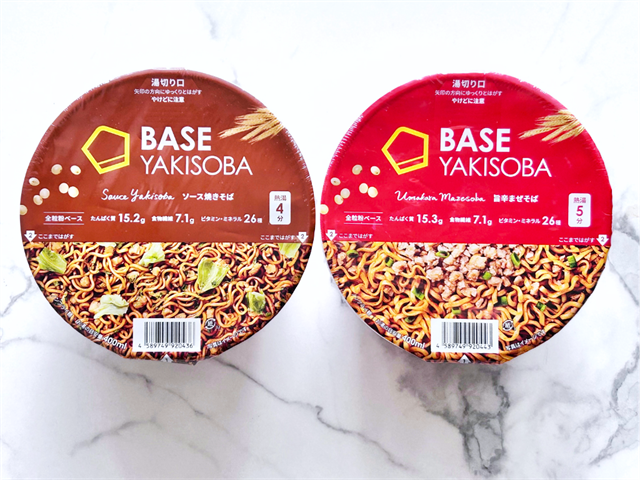 （右）BASE YAKISOBA ソース焼きそば（左）BASE YAKISOBA 旨辛まぜそば