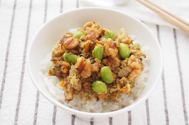 くるみの受験応援レシピ「くるみとさばの和風カレーそぼろ丼」