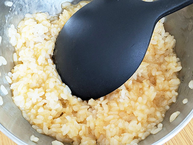 業務スーパー「ラーメンスープ醤油味」で作るチャーハンの材料をボウルに入れて混ぜている様子