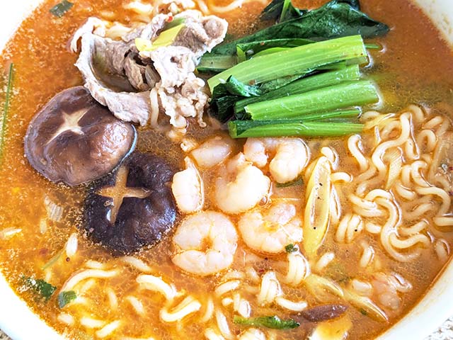 カルディの「麻辣醤」と韓国のインスタントラーメン「農心　コムタンラーメン」で作ったマーラータン風ラーメン