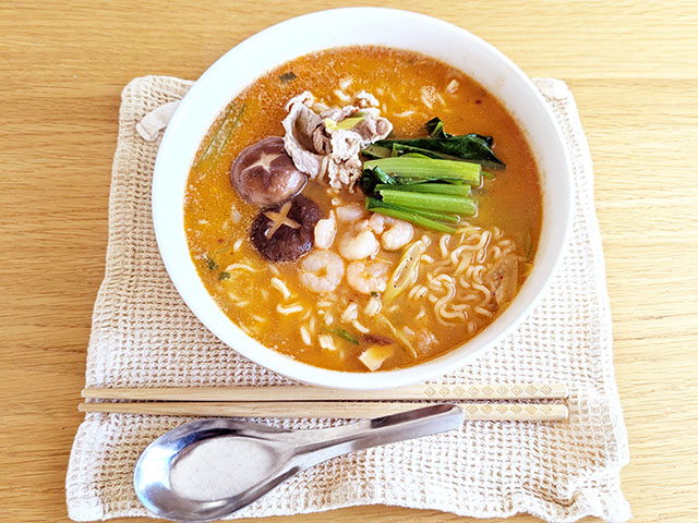 カルディの「麻辣醤」と韓国のインスタントラーメン「農心　コムタンラーメン」で作ったマーラータン風ラーメン