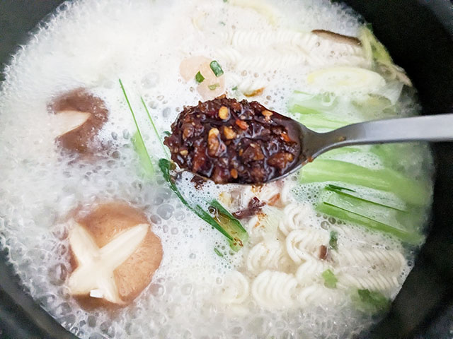 麻辣醤とインスタントラーメン、具材を鍋で煮ている様子