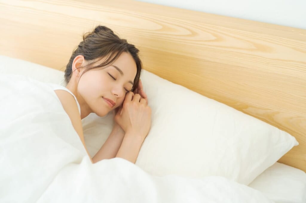 眠っている女性