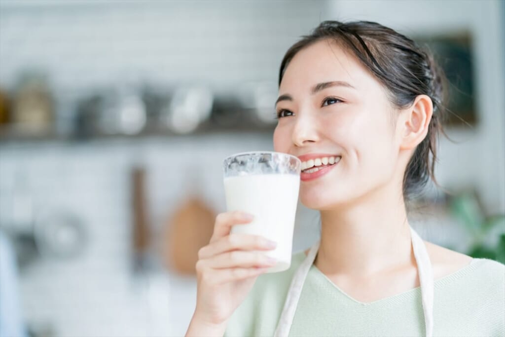 ドリンクを飲む女性