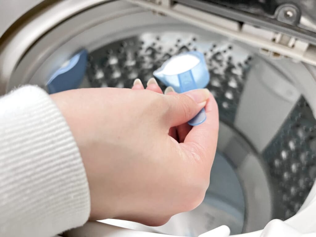 「オキシクリーン」を洗濯槽に入れる様子