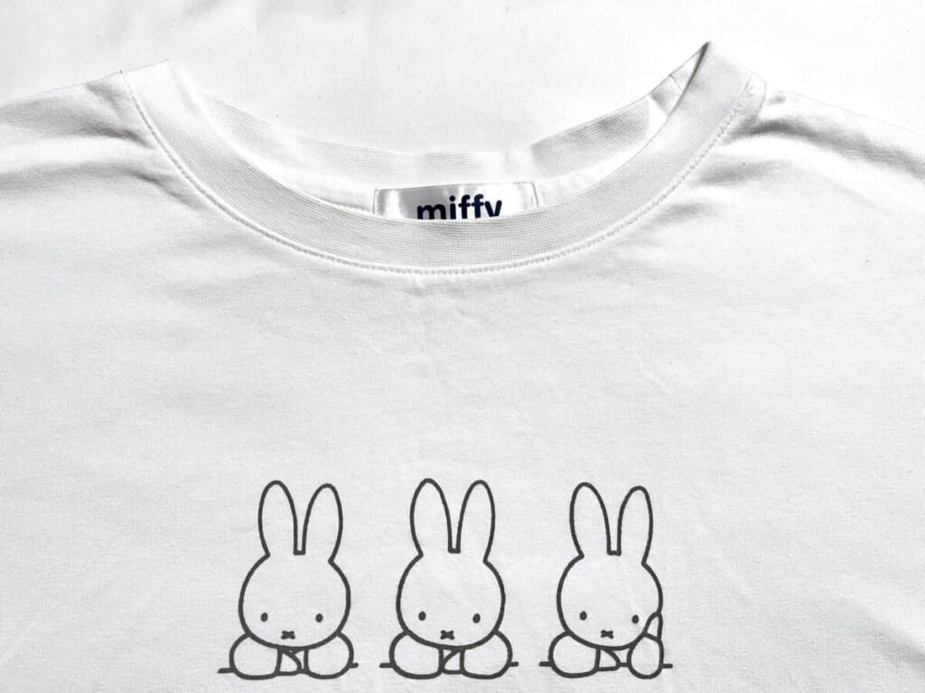 ミッフィーTシャツの襟元をアップにした画像