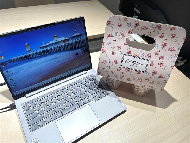 作業デスクとドリンクテイクアウトバック