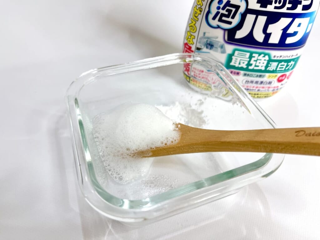 キッチン泡ハイターと片栗粉をスプーンで混ぜている様子