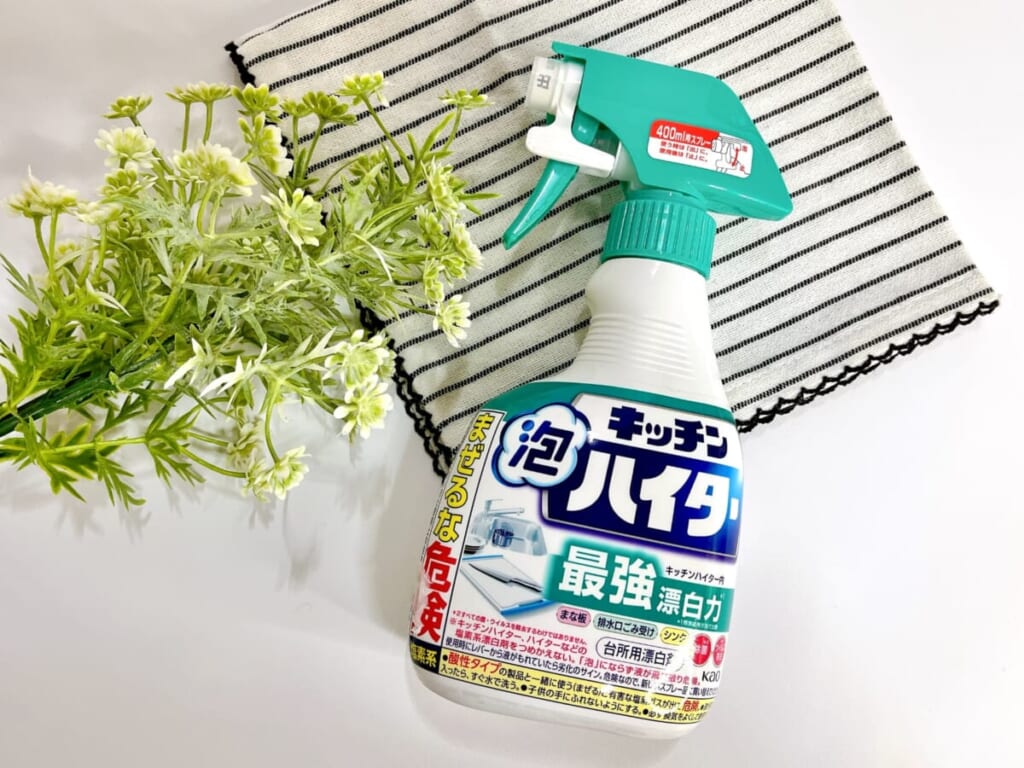 キッチン泡ハイターの下にテーブルクロスを敷き机に置いた様子