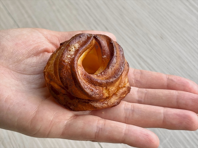 手のひらの上にのっているシュークルーラー