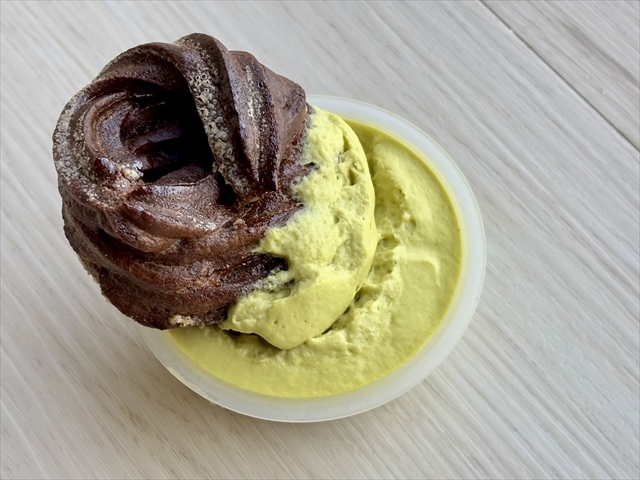 カカオシュークルーラーとピスタチオクリームの組み合わせ