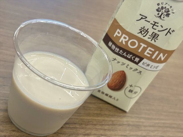 「アーモンド効果 PROTEIN<ナッツミックス>」コップ