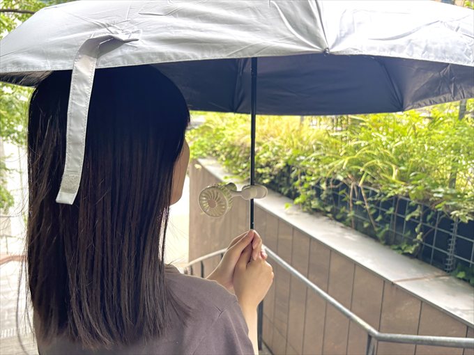 傘に取り付けて“手ぶらで涼しい”が叶う!