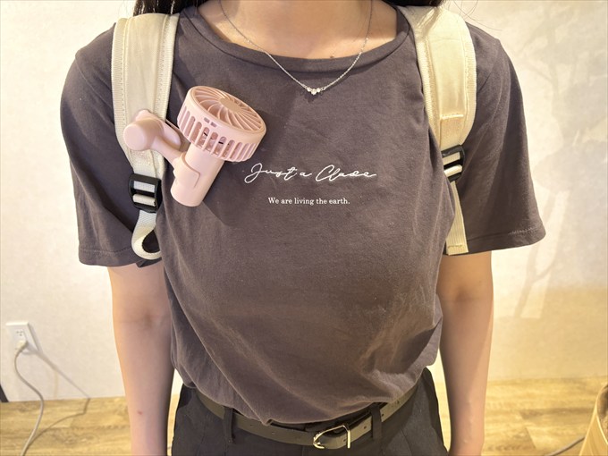 バッグにも付けられるのでお出掛けも快適に