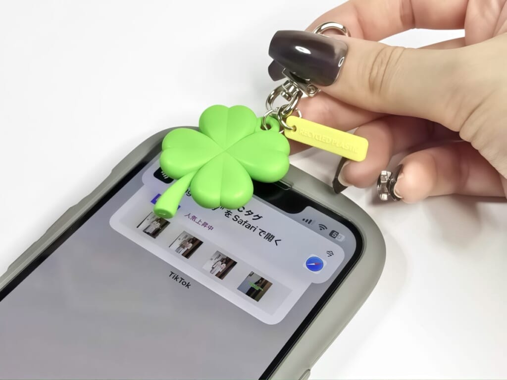 TAG ME Lucky KEYRING（タグミー ラッキーキーリング）をiPhoneにかざしている画像