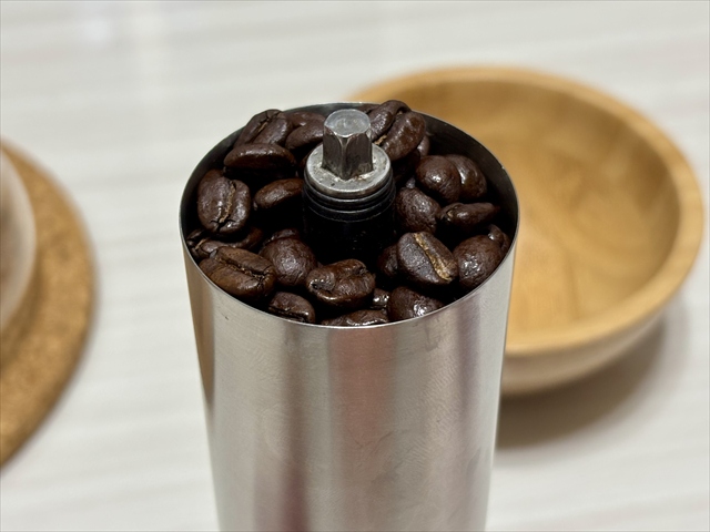 電動ミル コーヒー豆入れているところ