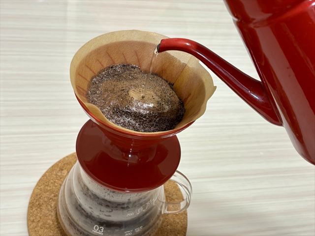 ドリップコーヒー ペーパー お湯注いでいるところ