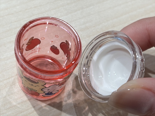 サンリオフラッペキーホルダー 蓋開け 接写