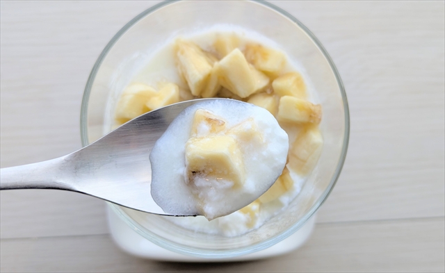 熱中症対策で話題の「塩バナナ」どう食べるのがおいしい?ちょい足し絶品アレンジレシピ3選 塩バナナ ヨーグルト スプーン