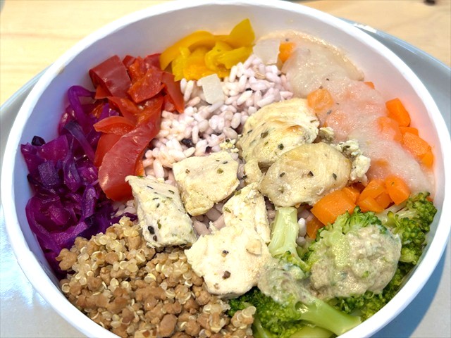 1/3日分の野菜を使った雑穀ごはん　スパイスキチンと彩りサラダ