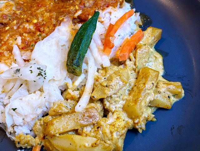 成城石井 自家製 混ぜて食べる!スリランカ風チキンとジャガイモのあいがけカレー3