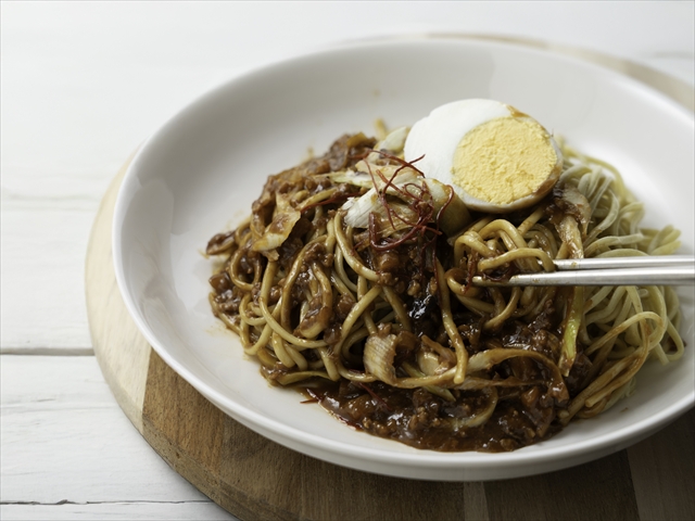成城石井自家製 甘辛肉味噌の冷やしジャージャー麺(自家製麺使用)