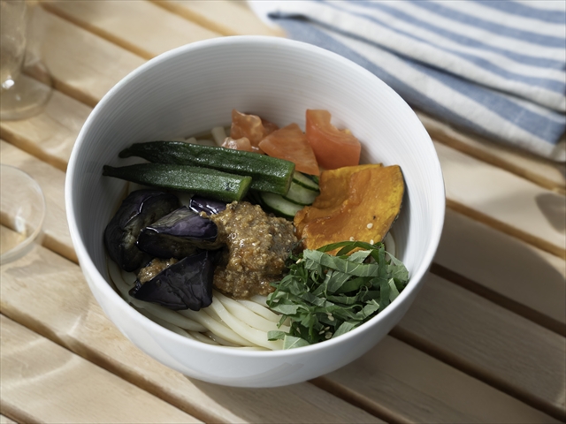 成城石井自家製 夏野菜と鶏そぼろの旨味噌冷やしうどん