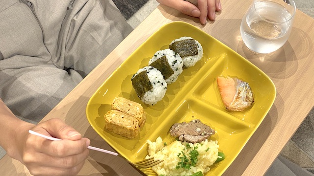 折りたたんで持ち運べるミニテーブル <65×30cm> 朝食 食事 ごはん