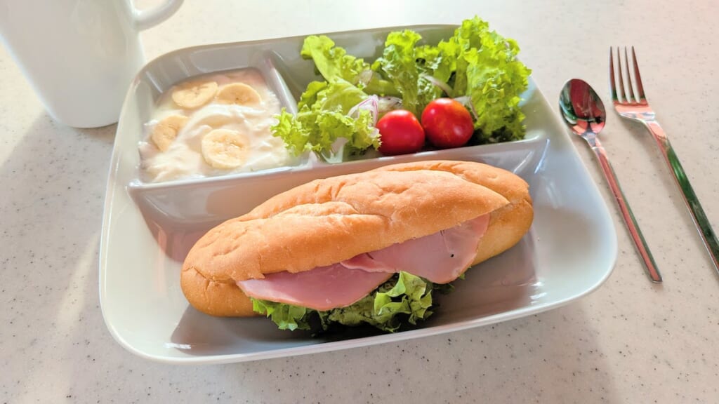深めですくいやすいランチプレート3つ仕切り皿［日本製］ ベルメゾン　サンドイッチとヨーグルト　朝食