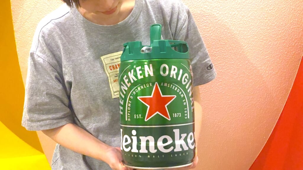 ハイネケン 5L ケグ 手に持ったところ