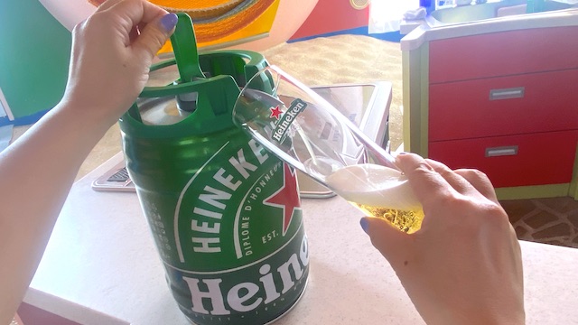 ハイネケン 5L ケグ 注いでいるところ