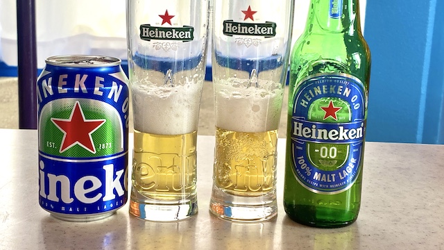 ハイネケン ノンアルコール 0.0 330ml ロングネック瓶 スタンダード缶 注いだところ