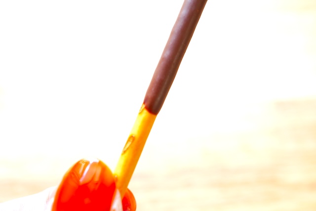【新旧食べ比べ】ポッキーが10年ぶりにリニューアル！どこが変わった？おいしさを深掘りしてみた　ポッキー　持つところ