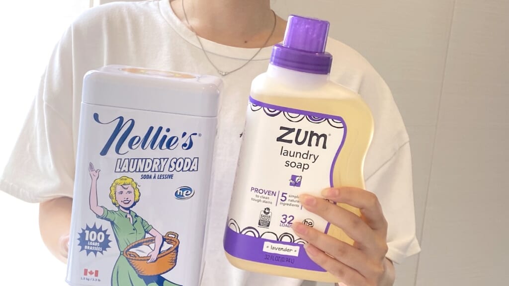 Nellie's, ランドリーソーダ、100回分、1.5kg(3.3ポンド)ZUM, ランドリーソープ、ラベンダー、0.94L(32液量オンス)手に持ったところ
