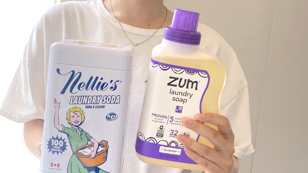 Nellie's, ランドリーソーダ、100回分、1.5kg（3.3ポンド）ZUM, ランドリーソープ、ラベンダー、0.94L（32液量オンス）手に持ったところ